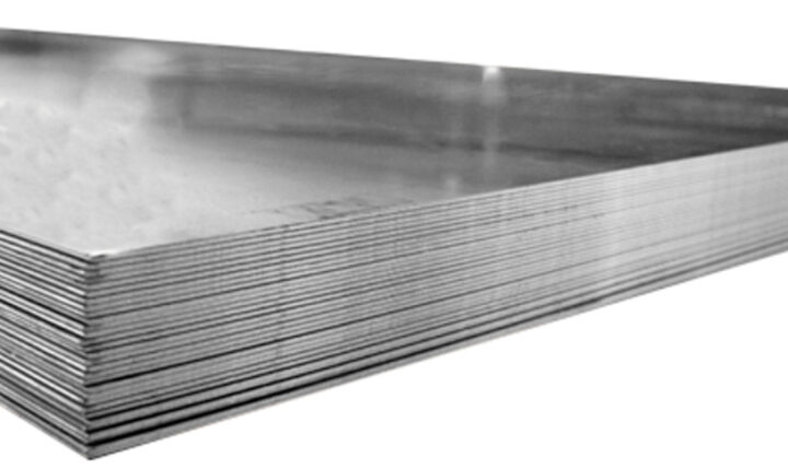 Planchas de galvanizado liso: protección duradera para tu proyecto Imagen de planchas de galvanizado liso apiladas unas sobre otras.