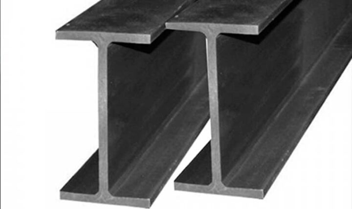 Vigas WF: Material de Alta Resistencia para Proyectos de Construcción Vigas WF de acero instaladas en obra de construcción, demostrando su robustez y eficiencia.