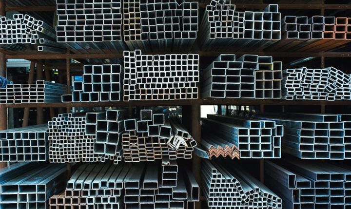 Fierros y perfiles metálicos en bodega de construcción – Barraca MyC