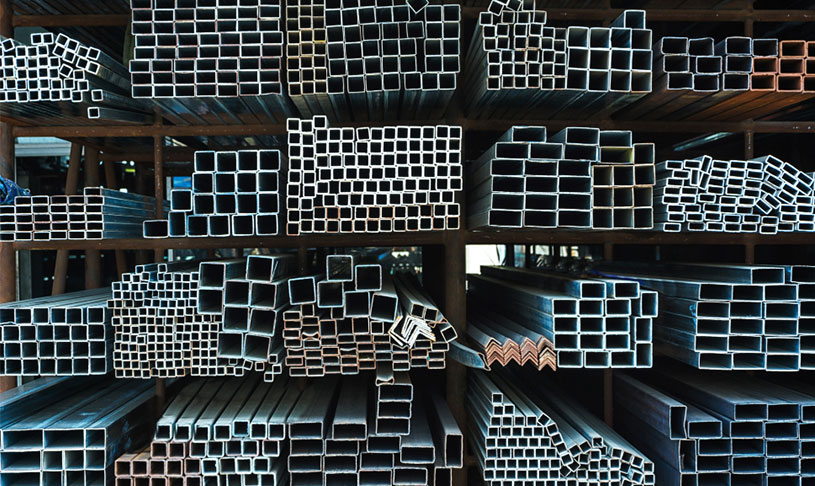 Fierros y perfiles metálicos en bodega de construcción – Barraca MyC